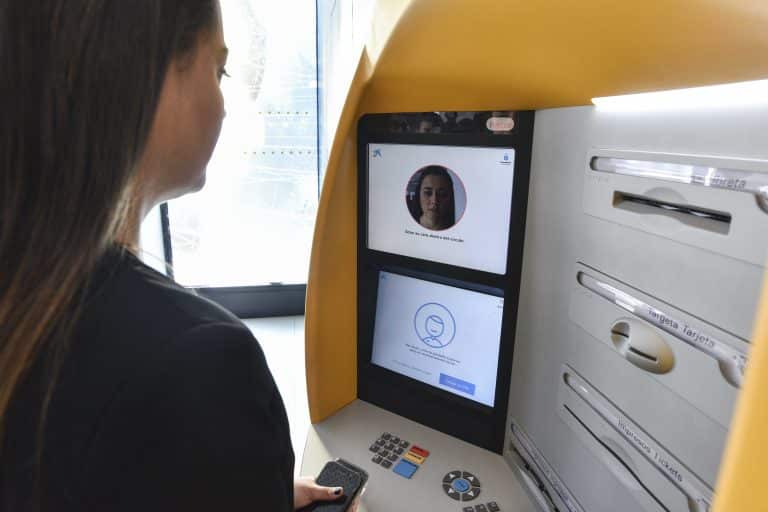 CaixaBank instala cajeros con tecnología de reconocimiento facial.