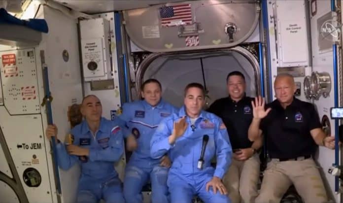 La cápsula Crew Dragon llegó exitosamente a la Estación Espacial Internacional.