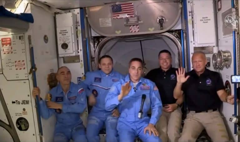 La cápsula Crew Dragon llegó exitosamente a la Estación Espacial Internacional.