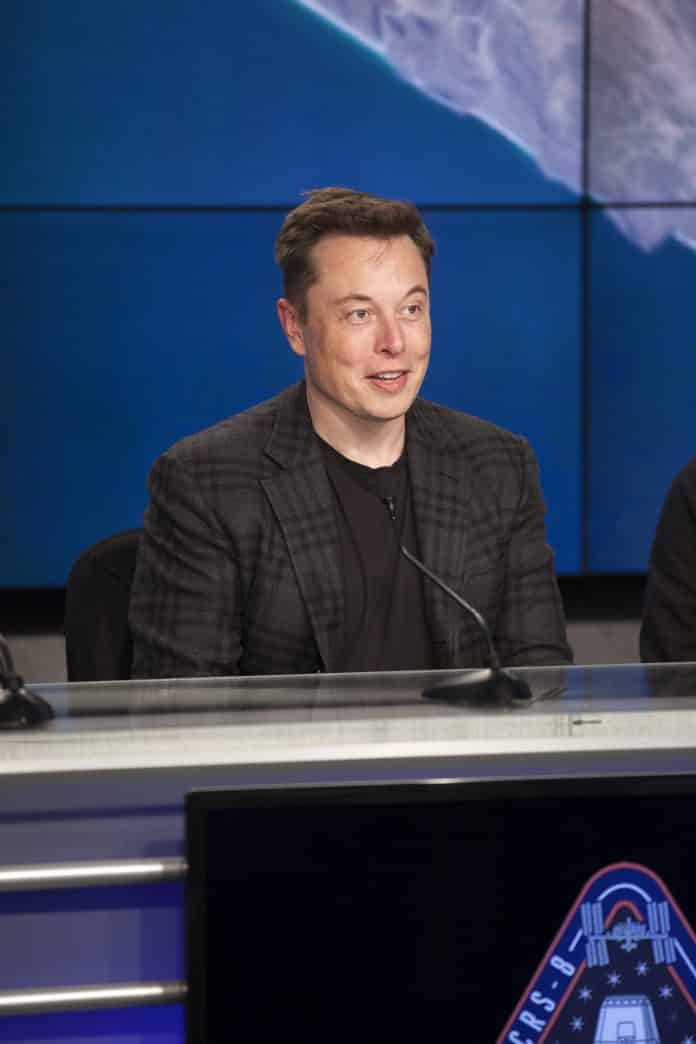 El fundador de Tesla vende ahora también pantalones cortos.