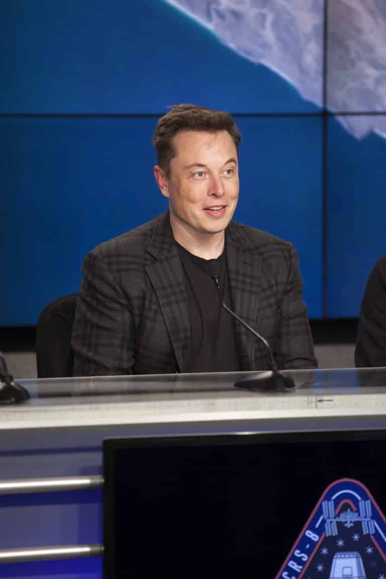 El fundador de Tesla vende ahora también pantalones cortos.