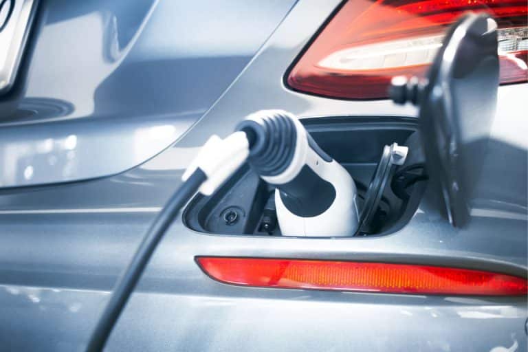 Usuarios hackean Tesla para cambiar funciones sin un permiso previo