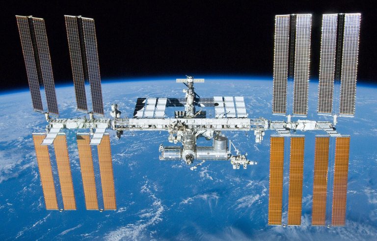 China manda con éxito a tres astronautas a su propia estación espacial