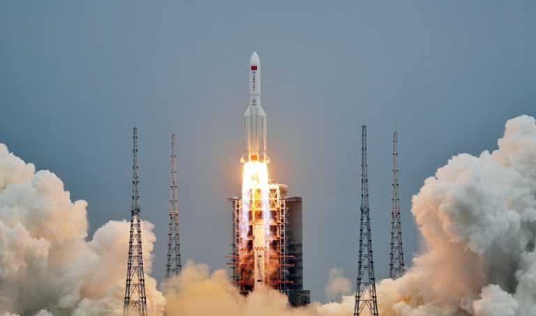 China añade el segundo módulo a su estación espacial, y en unos días enviaran a los primeros astronautas