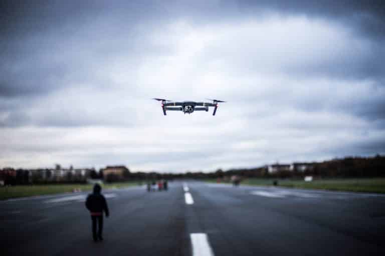 Emiratos Árabes hace posible la lluvia gracias a drones y descargas