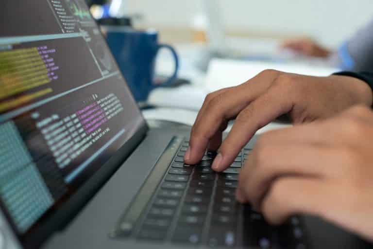 Para qué programar cuando una máquina lo hace (un poco) por ti: así es Github Copilot