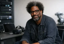 W. Kamau Bell revela su herramienta tecnológica más indispensable Retrato de W. Kamau Bell en un entorno tecnológico